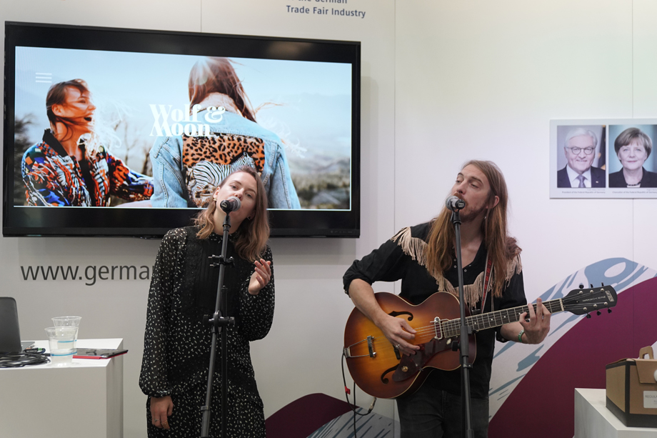 Wolf & Moon bei ihrem Auftritt am German Pavilion.
